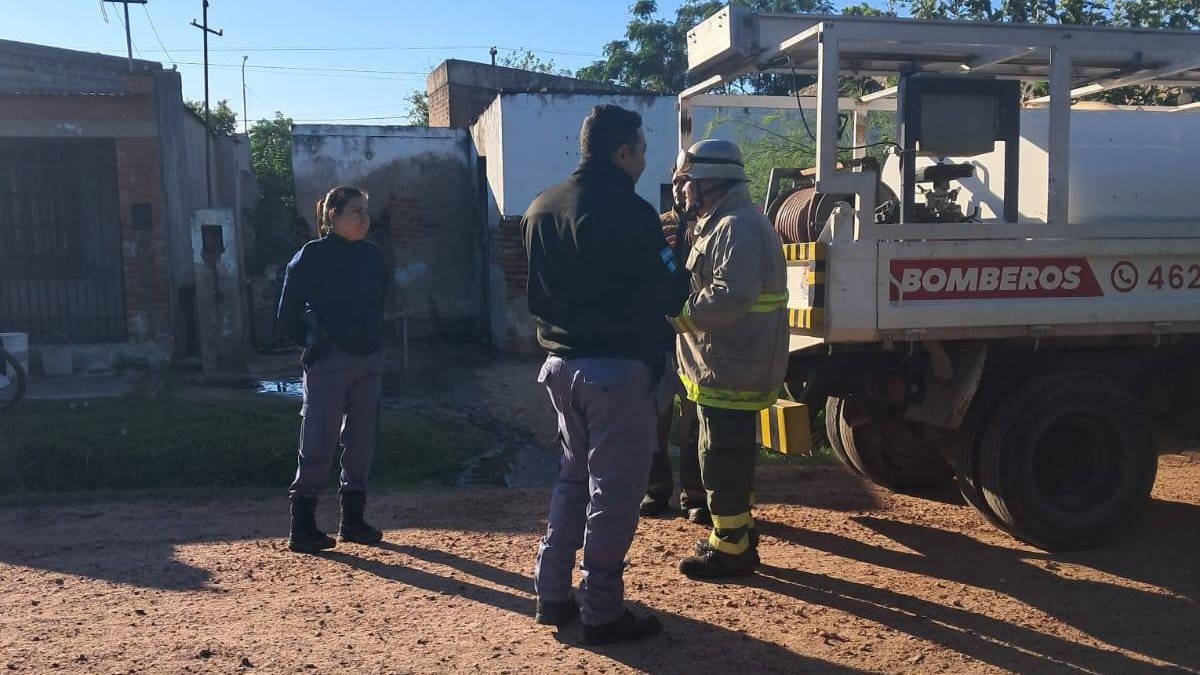 Bomberos sofocan incendio de una vivienda